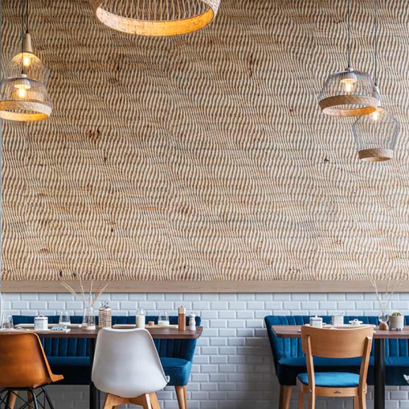La gamme Yui design en application de restaurant. Np Rolpin, contreplaque et panneaux décoratif en pin maritime pour agencement intérieur.